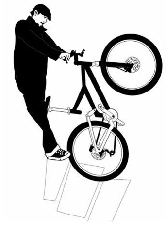 Bajar escaleras con bicicleta: levantar la bicicleta sobre la rueda trasera y bajar los escalones